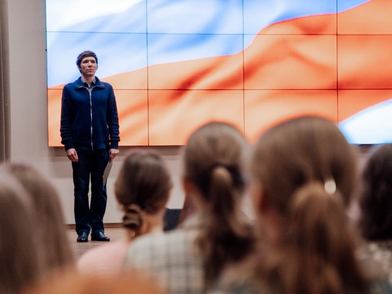 Защитникам Отечества и героям-педагогам посвятили еженедельную торжественную церемонию в Мининском университете