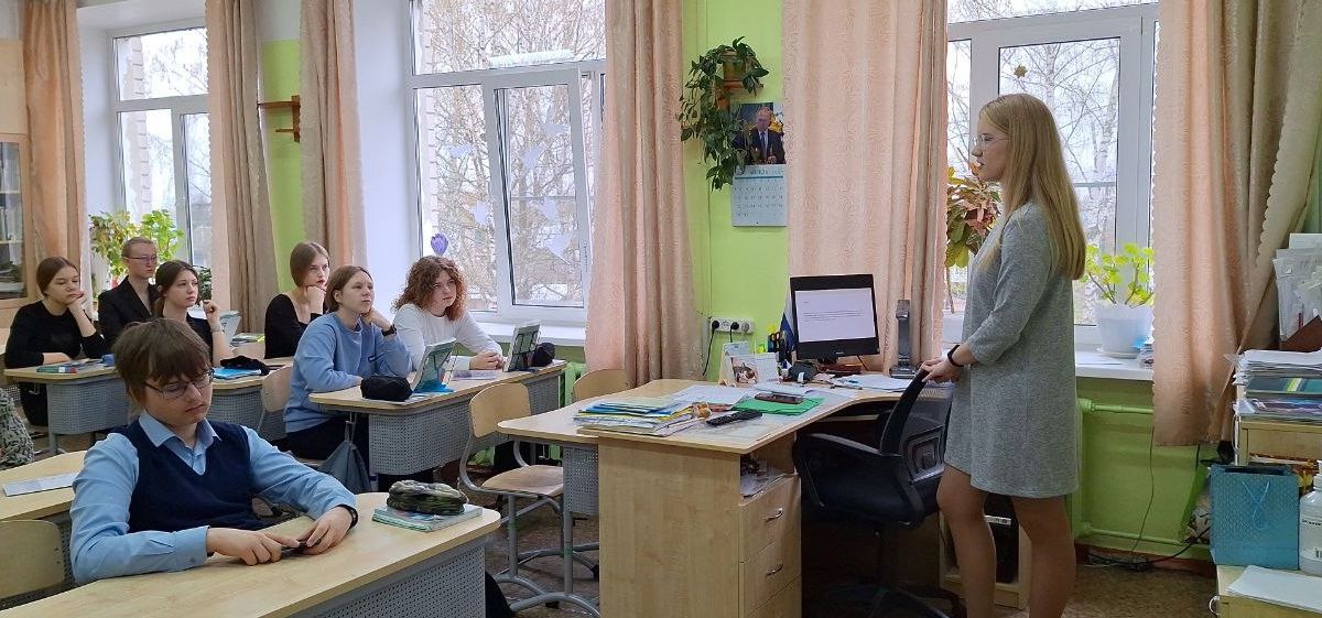 О пользе здорового образа жизни старшеклассникам рассказала активистка Мининского